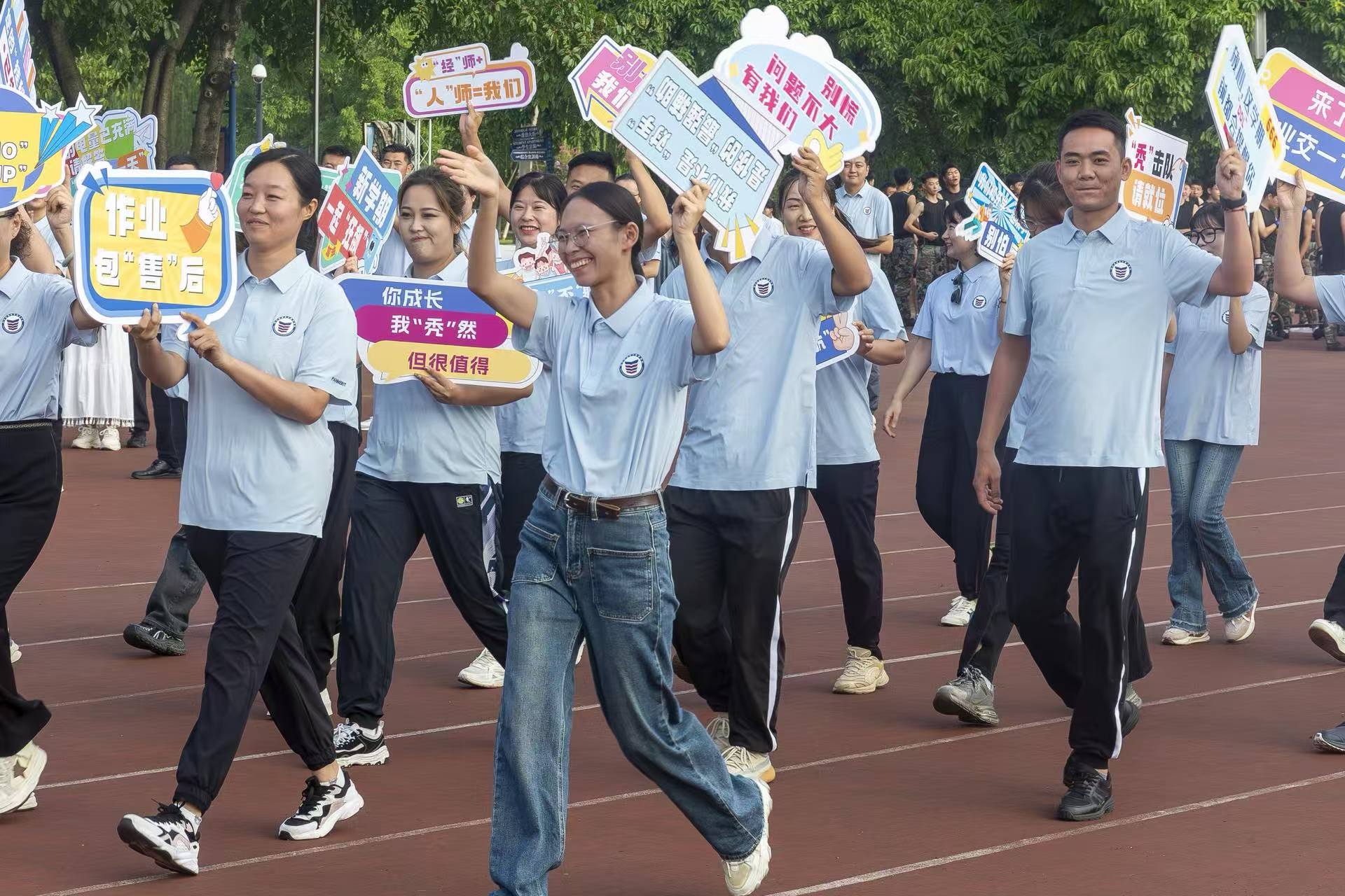 科技领航铸匠心 智能制造逐梦行  成都泛美航空旅游职校开学典礼智能制造系风采展示